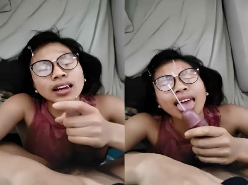 Menyemprotkan air mani ke seluruh wajah gadis berkacamataku