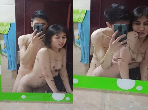 我請求允許拍攝她在鏡子前做愛的鏡頭