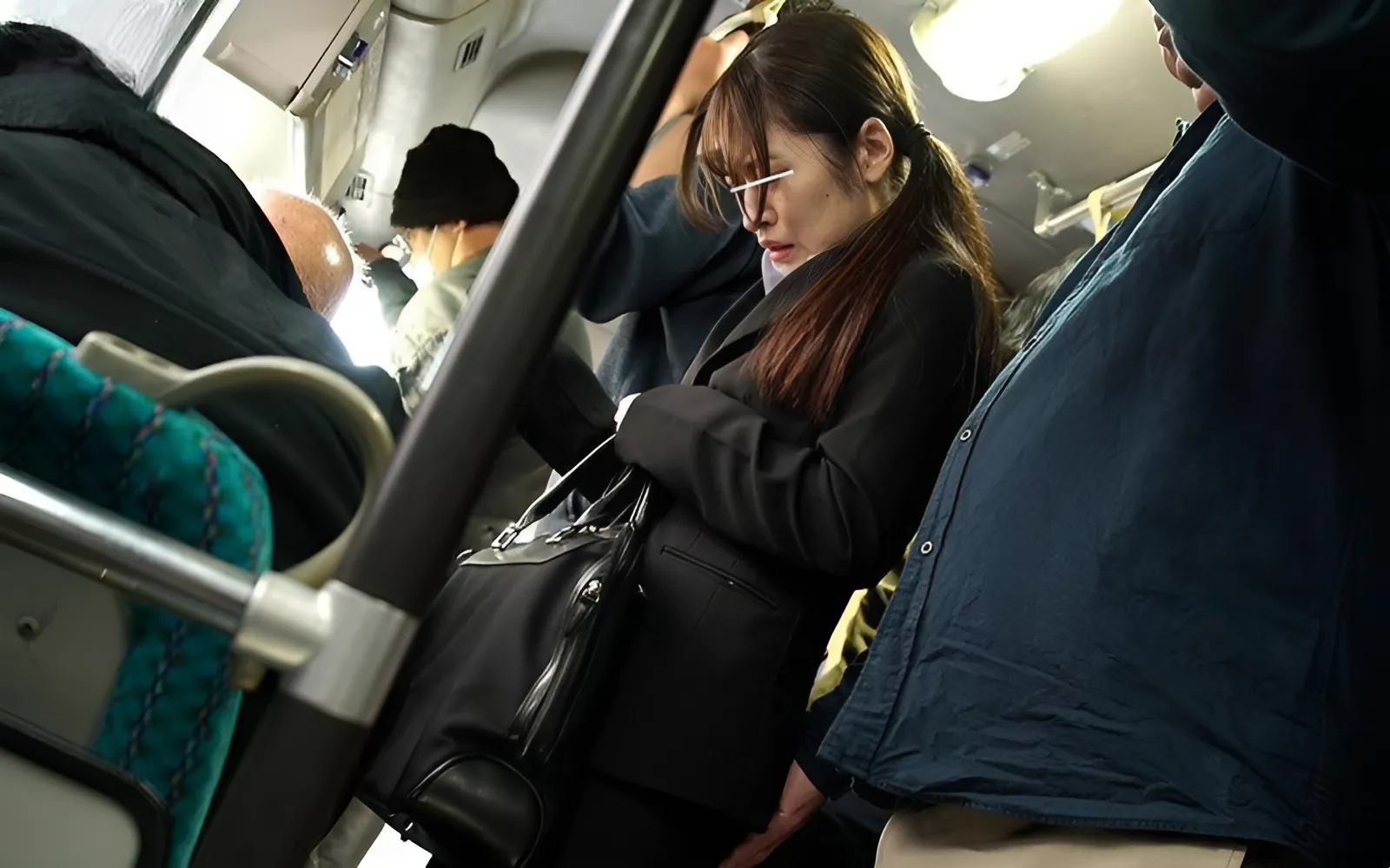 NHDTB-805 คนในทางที่ผิดบนรถไฟใต้ดิน