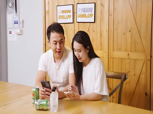 ร่วมเพศน้องสาวของเธอที่เป็นพนักงานต้อนรับบนเครื่องบินที่สวยงาม