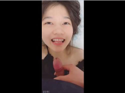 彼女は優しくて可愛い赤ちゃんです、彼女の舐めるのは心温まります