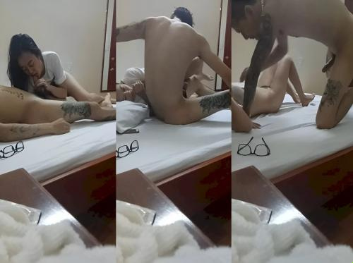 裸體學生和她紋身的情人